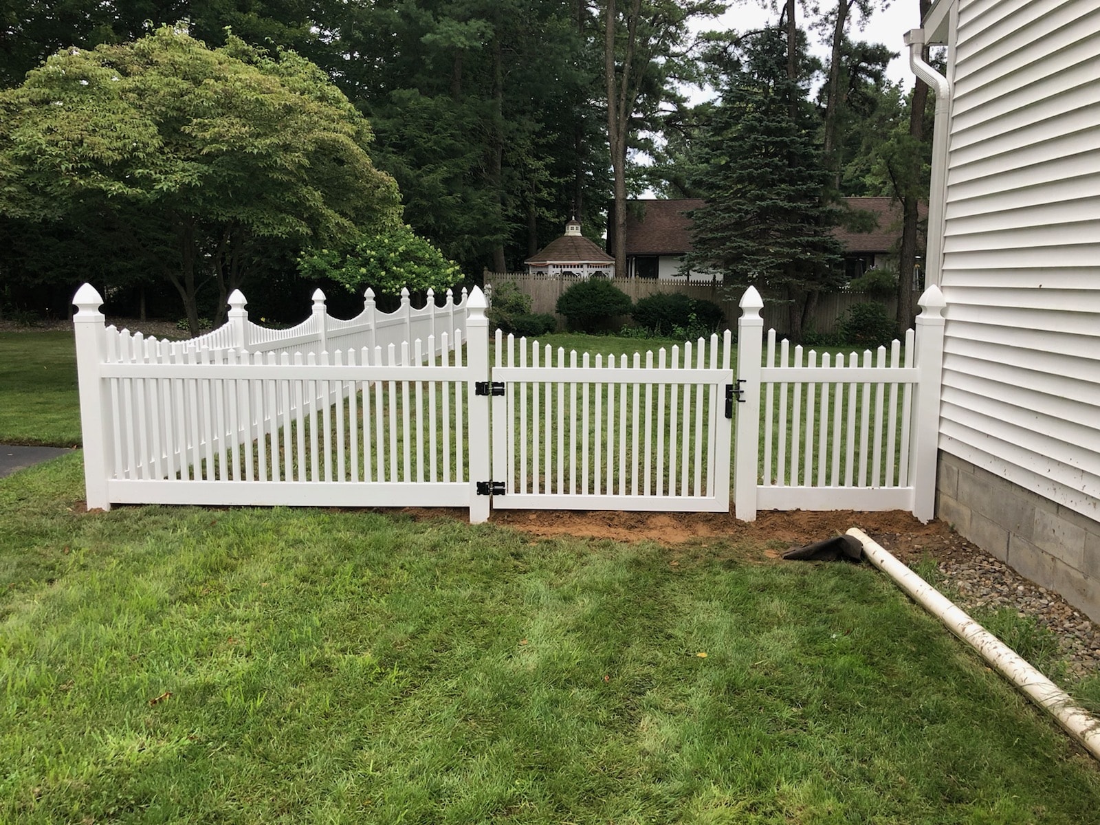 4’ PVC Narrow Picket Concave WHITE with 4’ Wide Gate (Gothic Caps)